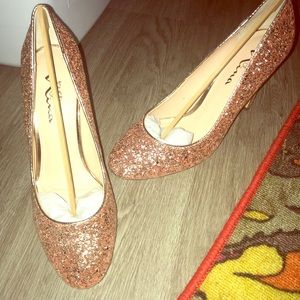 touch of nina round toe glitter pumps